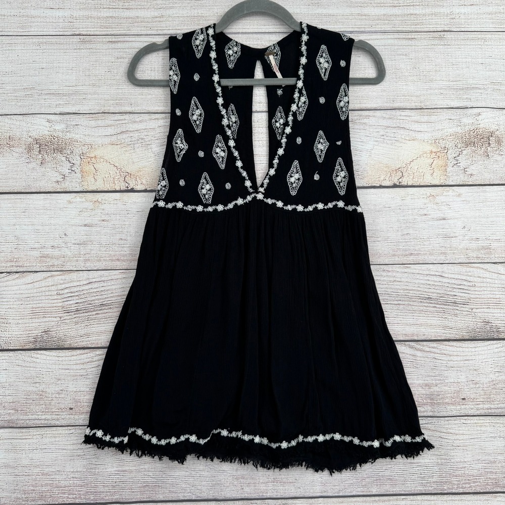 Free People Babydoll Top Womens XS Black White Embroidered Deep V-Neck OB815447 - Picture 1 of 8
